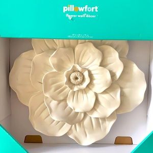 Pillowfort  flower wall decor